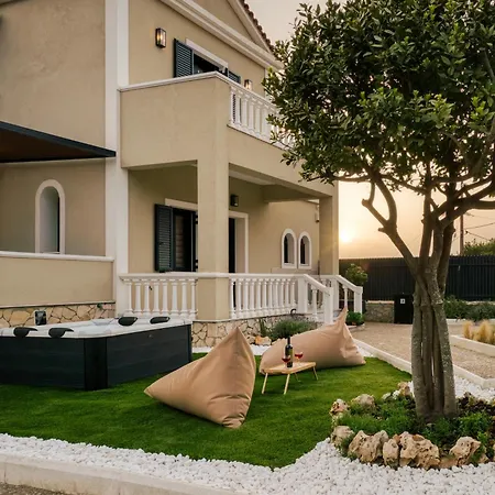 Villa Green Fragiata Featuring A Heated Pool Spa