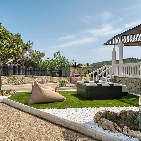 Villa Green Fragiata Featuring A Heated Pool Spa